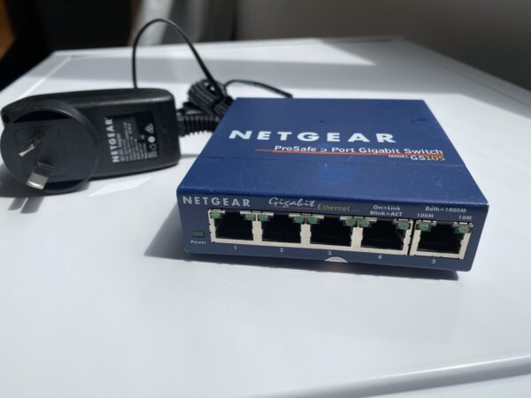 Netgear ProSafe GS105 Gigabit Desktop Switch – 5 Ports – Unmanaged Switch